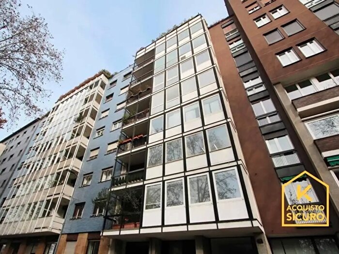 Appartamento quadrilocale in vendita in Viale Monte Santo, Milano
