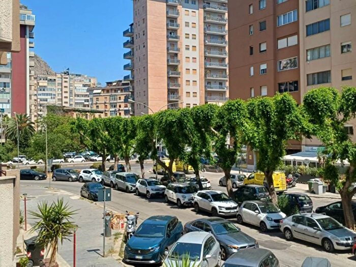 Appartamento con 5 locali in vendita in Viale Emilia, De Gasperi Croce Rossa, Palermo