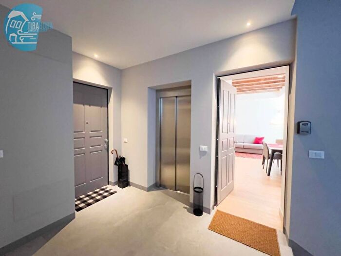 Appartamento bilocale in affitto in Via di Cavana, Città Vecchia, Trieste