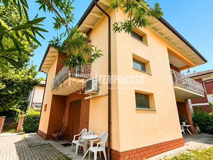 Casa con 5 locali in vendita in Via Fratelli Bandiera a, Crevalcore
