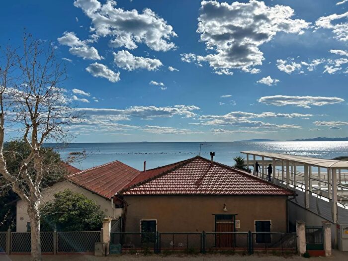 Appartamento quadrilocale in affitto in Viale Italia, Follonica