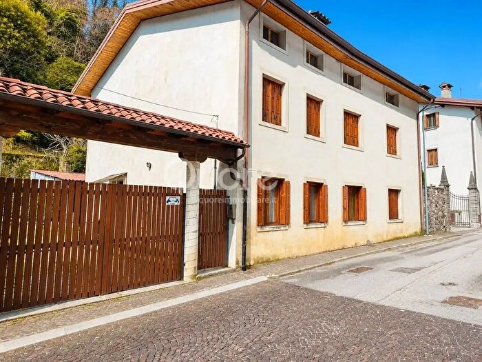 Appartamento con 7 locali in vendita in Via Villa, Artegna