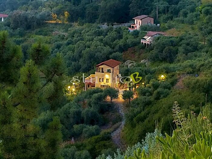 Casa con 8 locali in vendita in Strada della Villa Snc, Seborga
