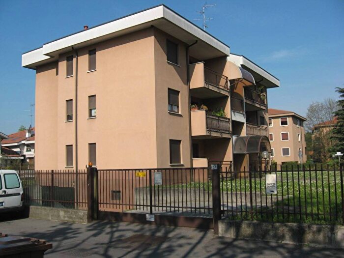 Appartamento trilocale in affitto in Via Camillo Golgi, Centro, Arcore