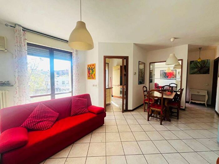 Appartamento trilocale in affitto in Via Colombo, Piacenza