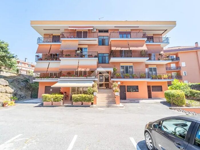 Appartamento trilocale in vendita in Via Luigi Fortunati, Ariccia