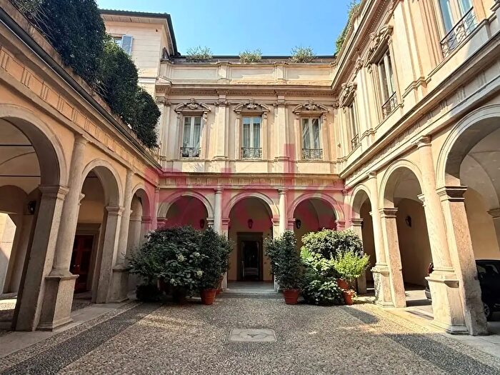Casa con 7 locali in affitto in Via San Maurilio, Milano