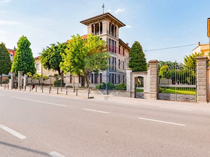 Casa con 10 locali in vendita in Piadena Drizzona