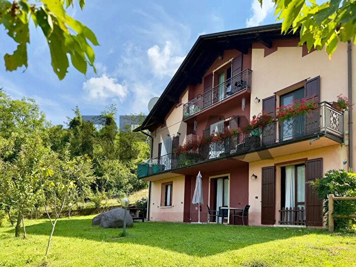Casa con 9 locali in vendita in Via Brigata Lupi di Toscana, Sant'Omobono Terme