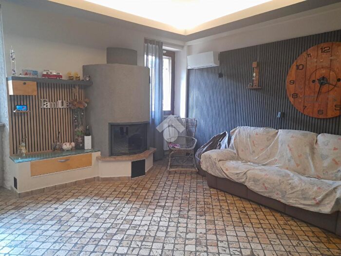 Casa quadrilocale in vendita in Via Santuario, Monguzzo