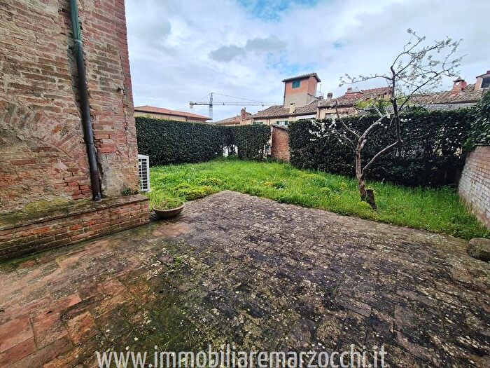 Appartamento con 5 locali in vendita in Pian dei Mantellini, Siena