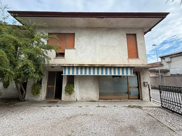 Appartamento con 5 locali in vendita in Via Armado Diaz, Vazzola