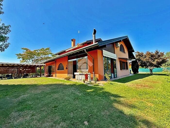 Casa con 7 locali in vendita in Via Beati, Castelletto Sopra Ticino