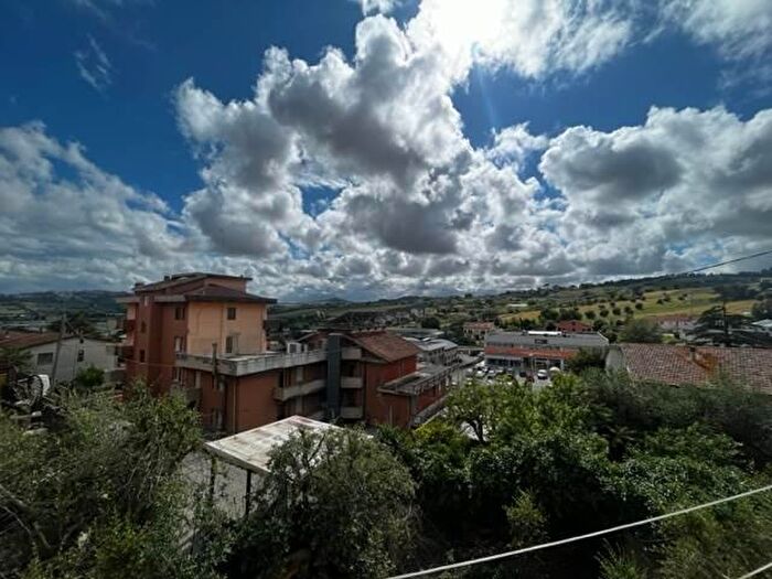 Casa con 8 locali in vendita in Osimo