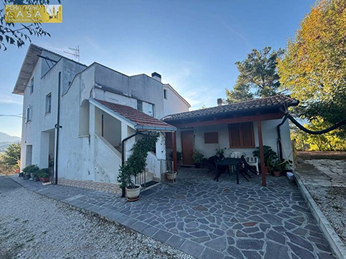 Casa con 10 locali in vendita in Alto, Teramo