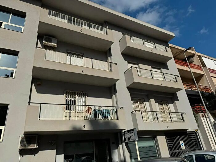 Appartamento con 6 locali in affitto in Comiso