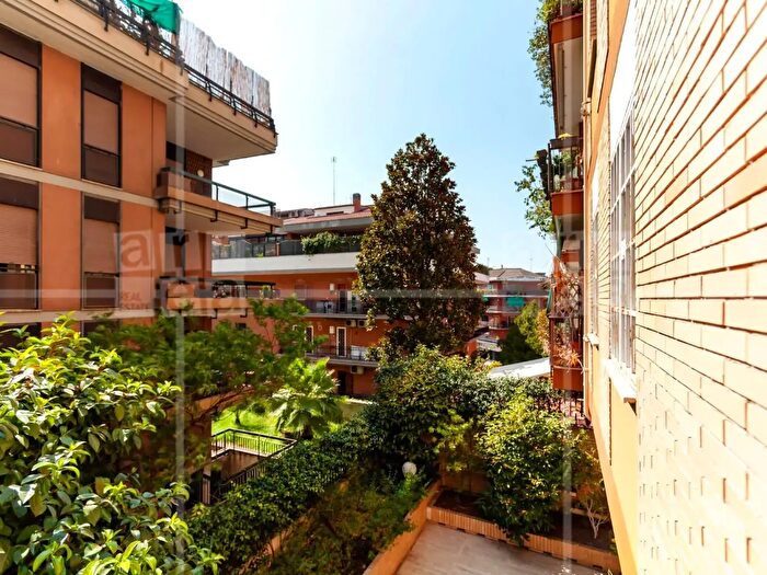 Appartamento quadrilocale in vendita in Via Antonio Serra, Roma