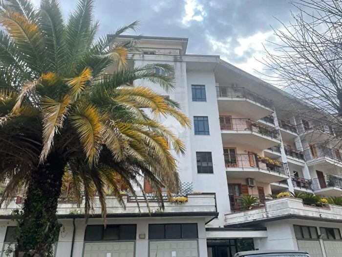 Appartamento con 5 locali in vendita in Via Raffaele Delcogliano, Benevento