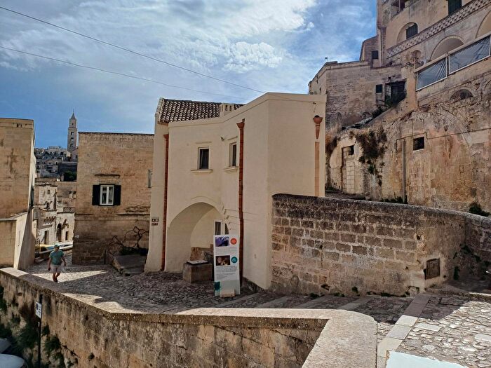 Casa con 6 locali in vendita in Via Lombardi, Matera