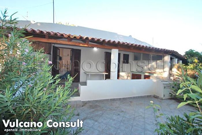 Appartamento trilocale in vendita in Strada Comunale Porto Levante, Lipari