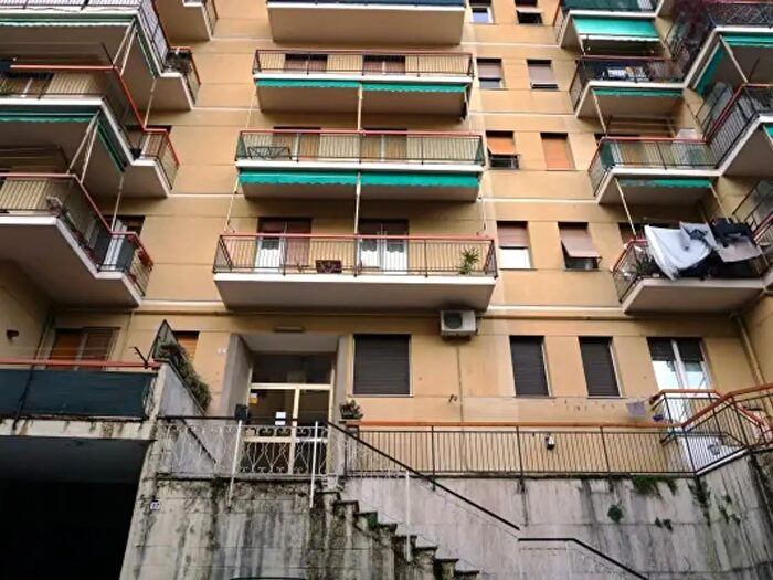 Appartamento trilocale in vendita in Via Monte Sei Busi, Genova
