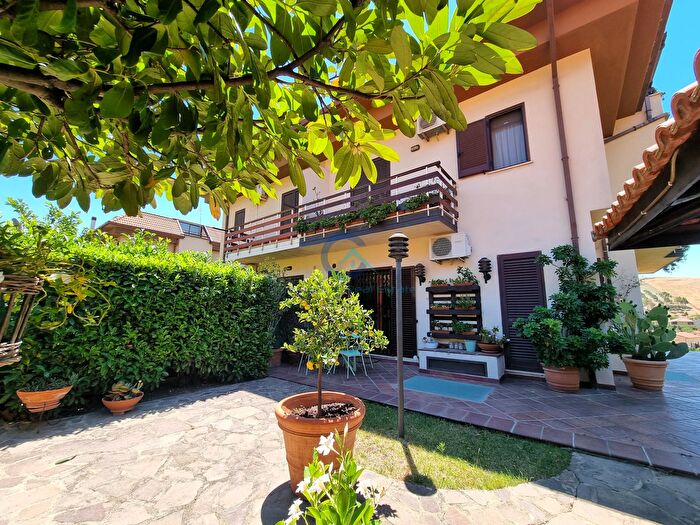 Casa con 7 locali in vendita in Via Ugo Ortona, Catanzaro