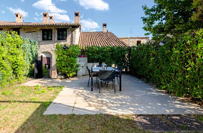 Appartamento con 9 locali in vendita in Via Capitano del Popolo Gubbio, Gubbio