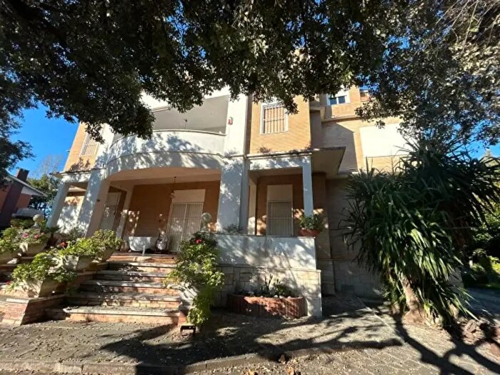 Appartamento con 6 locali in vendita in Via delle Roselle, Anzio