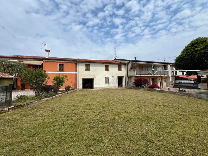 Casa con 6 locali in vendita in Via Piave, Resana