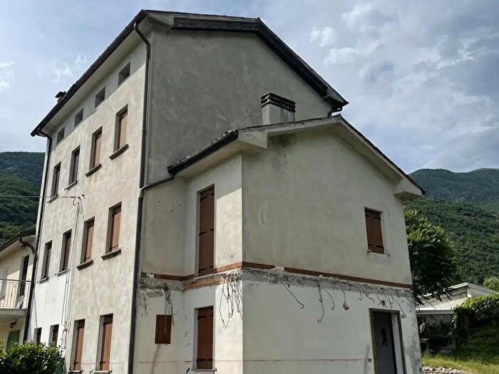 Casa con 8 locali in vendita in Vittorio Veneto