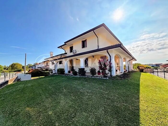 Casa con 12 locali in vendita in Via Pietro Zorutti, Pordenone