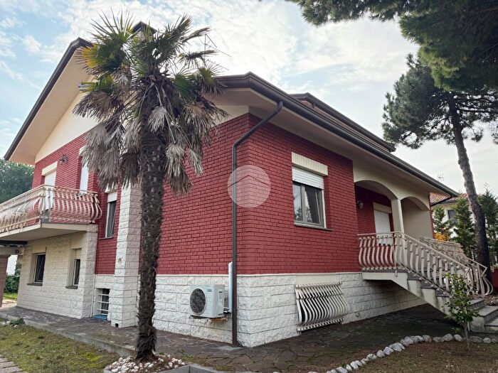 Casa con 6 locali in vendita in Via Puglie, Cervia