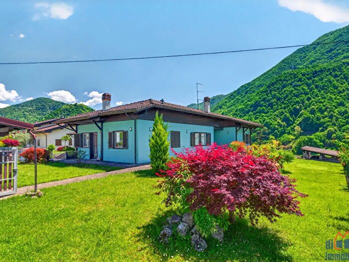Casa con 9 locali in vendita in Via Mocenigo, Vestone