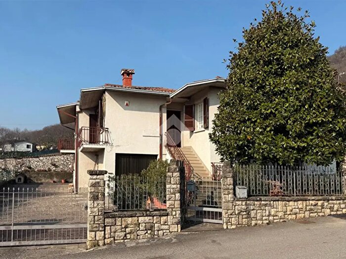 Casa con 6 locali in vendita in Via Achille Cadeo, Gussago