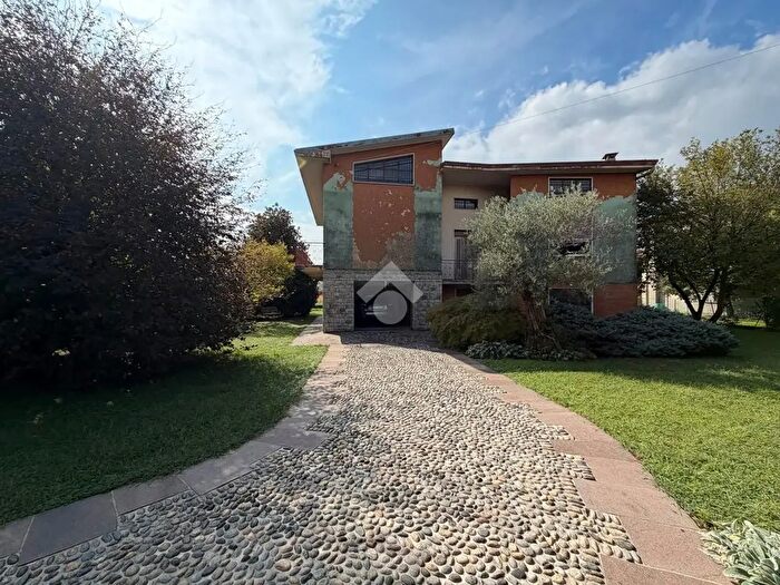 Casa quadrilocale in vendita in Via Eugenio Montale, Osio Sotto