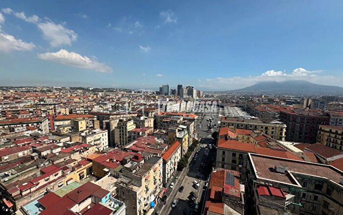 Appartamento trilocale in vendita in Via Annunziata, Napoli