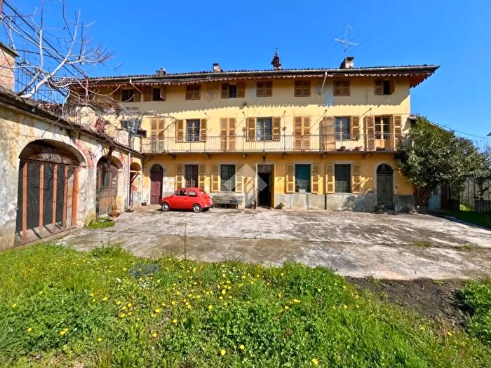 Casa con 11 locali in vendita in Strada delle Mollere, Pinerolo