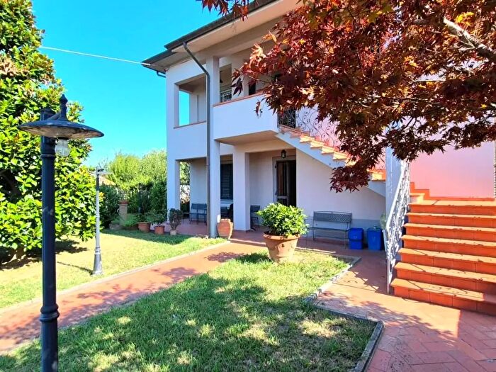 Casa con 10 locali in vendita in delle Ville, Capannori