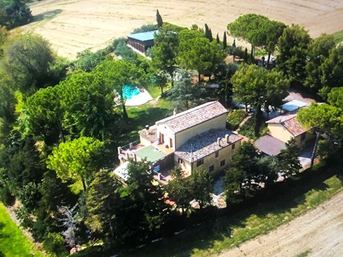 Casa con 15 locali in vendita in Via Chiaravallese, Osimo