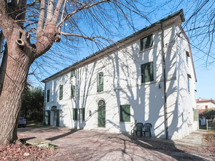 Casa con 8 locali in vendita in Viale Marconi, Castrocaro Terme