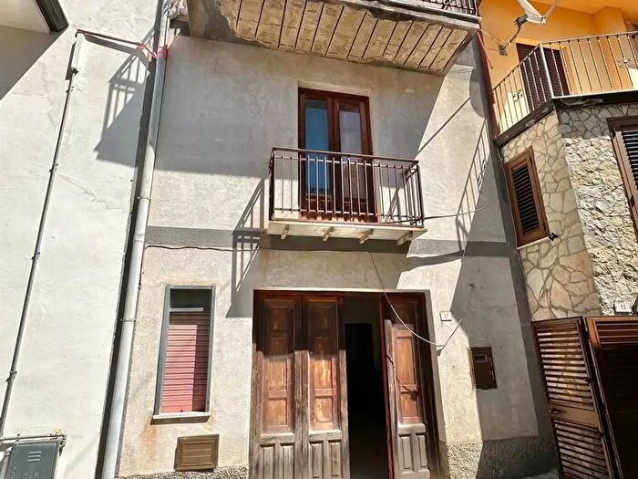 Casa quadrilocale in vendita in Chiusa Sclafani