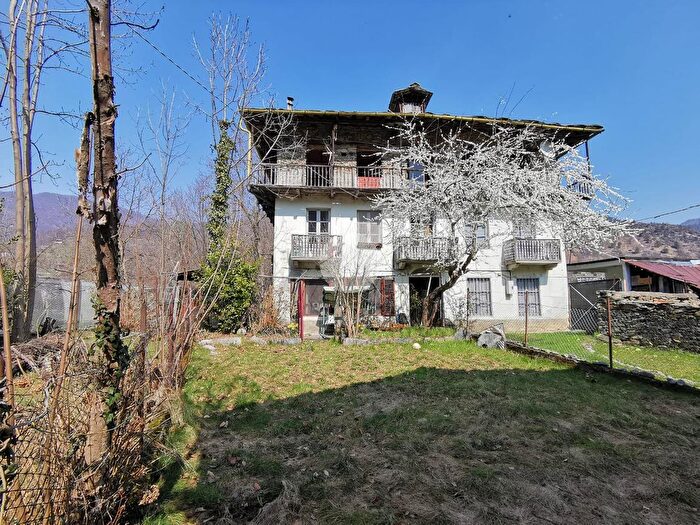 Casa quadrilocale in vendita in Frazione Crotti, Viu