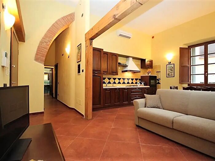 Appartamento trilocale in affitto in Via Garibaldi, Siena