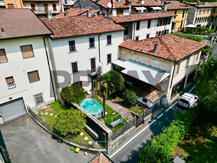 Casa con 6 locali in vendita in Via Cesare Bladì, Almenno San Salvatore