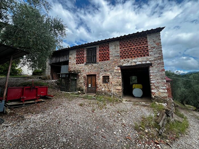 Casa con 5 locali in vendita in Lucca