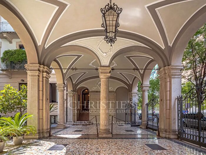 Appartamento trilocale in affitto in Via San Vittore, Milano