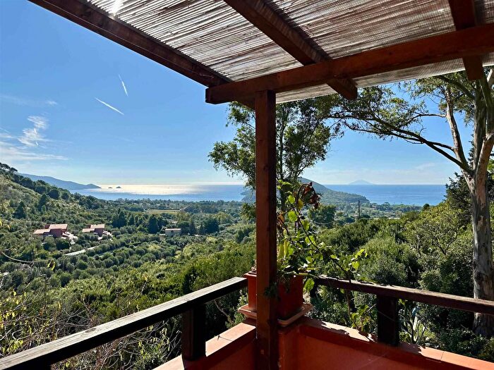 Casa con 8 locali in vendita in Capoliveri