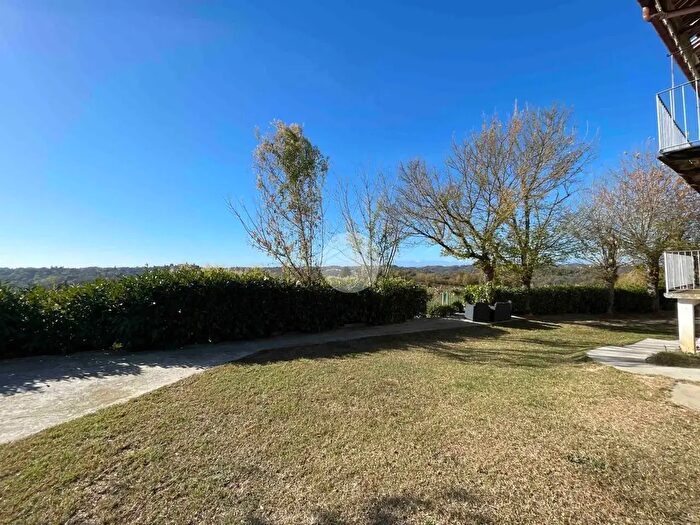 Appartamento con 14 locali in vendita in Frazione Mombarone, Asti