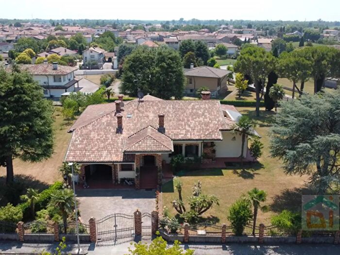 Casa con 6 locali in vendita in Via Jacopo Pirona, Castions Di Strada