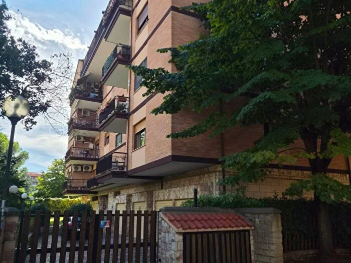 Appartamento quadrilocale in affitto in Via Francesco De Vico, Tintoretto, Roma